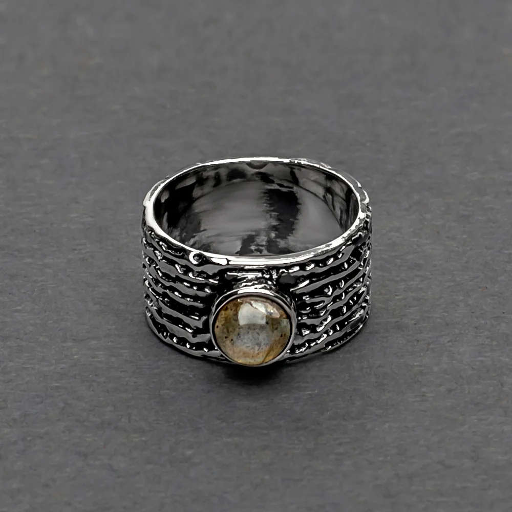 Textured ring with round stone