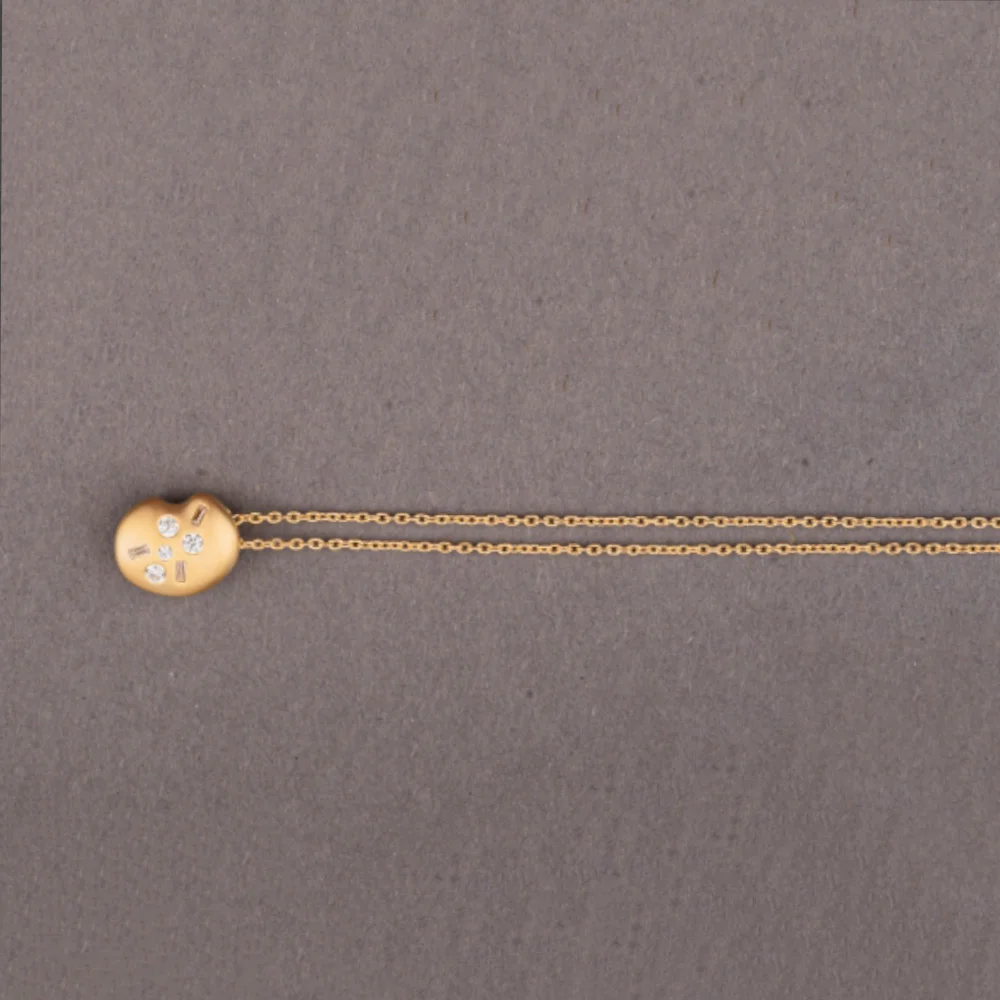 Organic gold Pendent with diamonds