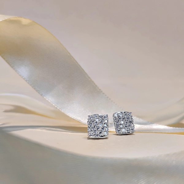 Square diamond stud earrings in white gold – wholesale jewelry.