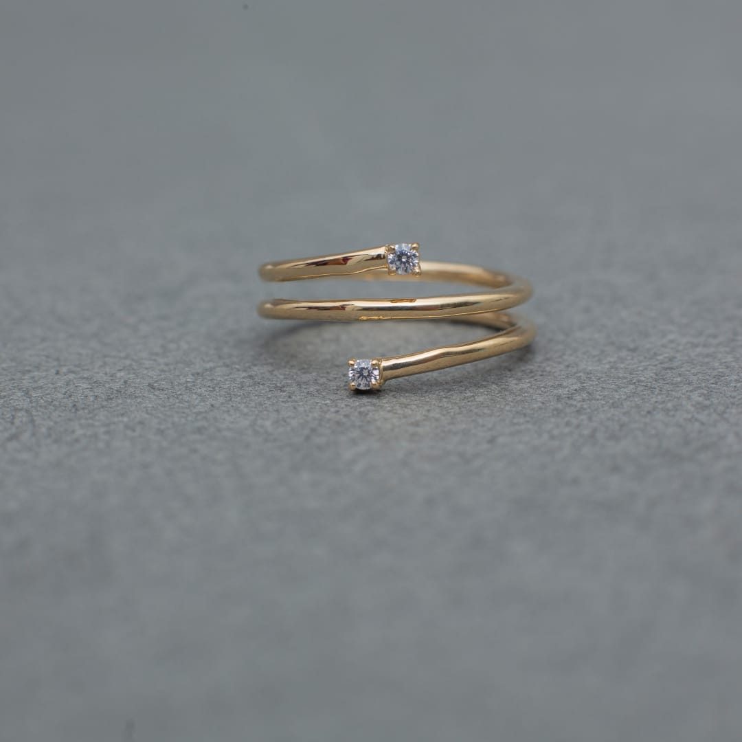 Elegant gold diamond ring designed by a gold jewelry vendor